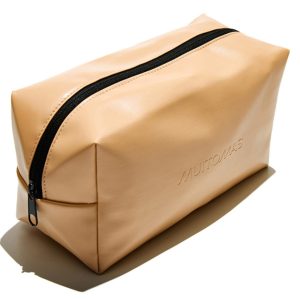 L'elegante beauty case MUITOMAS nel colore di tendenza Peach Fuzz, mostrato chiuso con la sua maniglia per il trasporto ben visibile.