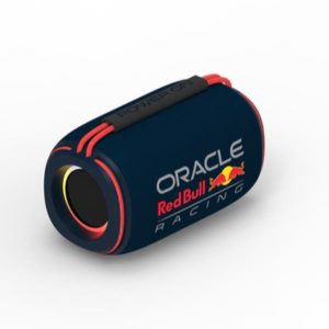 Primo piano della griglia in tessuto con il logo Red Bull, che evidenzia la maniglia da trasporto e la robustezza. Alt Text: Altoparlante Bluetooth Celly Red Bull 24W resistente all'acqua (IPX6) con maniglia integrata per il trasporto.