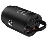 Elegante e compatto Powerbank Celly 15000mAh 45W posizionato su una scrivania in legno mentre ricarica rapidamente un computer portatile e uno smartphone.