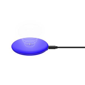 Caricabatterie wireless WLFASTFEEL 10W con finitura in tessuto/design elegante, che ricarica un moderno smartphone (es. iPhone o Samsung Galaxy).