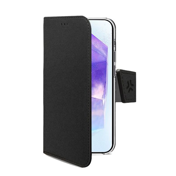 La custodia Celly Wally è aperta a libro. Sulla sinistra, gli scomparti portafoglio contengono visibilmente una carta di credito e un badge aziendale, suggerendo l'uso business. Sulla destra, il Samsung Galaxy A56 5G è alloggiato nel guscio nero, mostrando la schermata di blocco.
