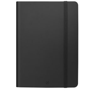 Un'immagine professionale e pulita che mostra il nuovo iPad Pro 13" (M4) all'interno della custodia Celly BOOKBAND. Focus Principale: La custodia è chiusa e posizionata verticalmente o leggermente inclinata su una superficie riflettente scura. La fascia elastica è ben visibile e tesa, a dimostrazione della chiusura sicura. Dettaglio Tecnico: In una vista secondaria (o split screen), la custodia è aperta in modalità stand. Lo schermo dell'iPad mostra un'immagine vivida ad alto contrasto (per richiamare l'OLED). Sul bordo superiore del tablet, la Apple Pencil Pro è agganciata, evidenziando la compatibilità perfetta del taglio laterale della custodia. L'illuminazione è moderna e tecnica, sottolineando la sottigliezza del profilo e la qualità della finitura in ecopelle.