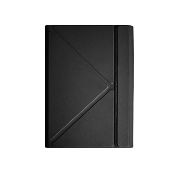Un'immagine tecnica ma elegante che mostra la custodia Celly UNISTICKT13 aperta su una scrivania. Al centro, si vede chiaramente il pad adesivo di fissaggio (magari con una pellicola protettiva parzialmente rimossa o con un tablet generico in fase di applicazione) per spiegare visivamente il funzionamento del sistema "Universal". In secondo piano, o in uno split-screen, la custodia è mostrata chiusa, evidenziando la finitura in ecopelle di qualità e le dimensioni generose adatte a un tablet da 13 pollici. Una terza vista mostra la custodia in modalità stand, sostenendo un grande tablet che visualizza un grafico di borsa o un film, per sottolineare l'uso professionale e multimediale. L'illuminazione è morbida per esaltare la texture del materiale.