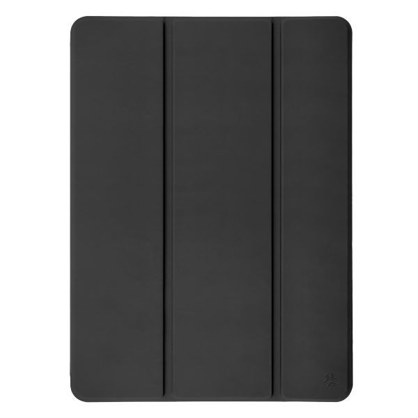 Immagine professionale su sfondo bianco o ambientata su una scrivania ordinata in legno chiaro. In primo piano, l'iPad 10.2" inserito nella custodia Celly BOOKFOLIO01 di colore nero o blu scuro. La custodia è mostrata in modalità stand (paesaggio), con lo schermo dell'iPad acceso che visualizza un film o una presentazione colorata, per evidenziare la funzionalità di supporto multimediale. Un dettaglio (inserto zoom o seconda angolazione) mostra la finitura in similpelle della copertina e l'interno in microfibra vellutata, suggerendo qualità tattile e protezione. La scocca rigida posteriore è visibile, abbracciando perfettamente gli angoli del tablet. Questa immagine serve a rassicurare l'utente sulla protezione e sulla versatilità d'uso (lavoro/svago).