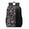 Un'immagine accattivante che mostra lo Zaino Celly Keith Haring appoggiato su una superficie urbana (come un muretto di cemento o una panchina in metallo) o indossato da un modello giovane in abbigliamento casual/streetwear di spalle. Il focus è sulla texture dello zaino, che evidenzia chiaramente le grafiche in bianco e nero (o colorate, a seconda del modello specifico) tipiche di Keith Haring, come gli omini danzanti e i cuori. La cerniera della tasca principale è leggermente aperta per lasciar intravedere l'angolo di un laptop argentato, suggerendo la funzione di protezione del dispositivo da 15.6 pollici. La luce è naturale e moderna. In basso a destra o in evidenza, il logo della collaborazione "Keith Haring x Celly" per certificare l'originalità del prodotto.