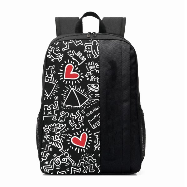 Un'immagine accattivante che mostra lo Zaino Celly Keith Haring appoggiato su una superficie urbana (come un muretto di cemento o una panchina in metallo) o indossato da un modello giovane in abbigliamento casual/streetwear di spalle. Il focus è sulla texture dello zaino, che evidenzia chiaramente le grafiche in bianco e nero (o colorate, a seconda del modello specifico) tipiche di Keith Haring, come gli omini danzanti e i cuori. La cerniera della tasca principale è leggermente aperta per lasciar intravedere l'angolo di un laptop argentato, suggerendo la funzione di protezione del dispositivo da 15.6 pollici. La luce è naturale e moderna. In basso a destra o in evidenza, il logo della collaborazione "Keith Haring x Celly" per certificare l'originalità del prodotto.