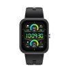 Un'immagine close-up, luminosa e dettagliata del Celly TRAINERWATCH3 indossato al polso di un utente in abbigliamento smart-casual (camicia con maniche arrotolate o abbigliamento sportivo elegante). Il focus è sul display AMOLED da 2.01 pollici, che mostra un quadrante vivido con colori accesi e neri profondi, visualizzando chiaramente l'interfaccia di una chiamata in arrivo per evidenziare la funzione di chiamata Bluetooth.17 La luce riflette leggermente sulla cassa in lega di zinco, sottolineando la qualità costruttiva premium rispetto alla plastica. Lo sfondo è sfocato (bokeh) e suggerisce un ambiente urbano o un ufficio moderno, posizionando il prodotto come un accessorio versatile per la vita quotidiana e professionale.