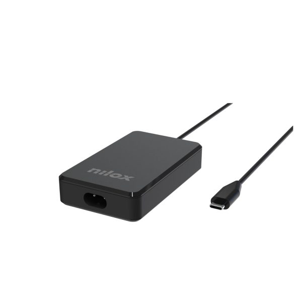 Confronto tra caricabatterie standard e alimentatore Nilox Tech 90W GaN.